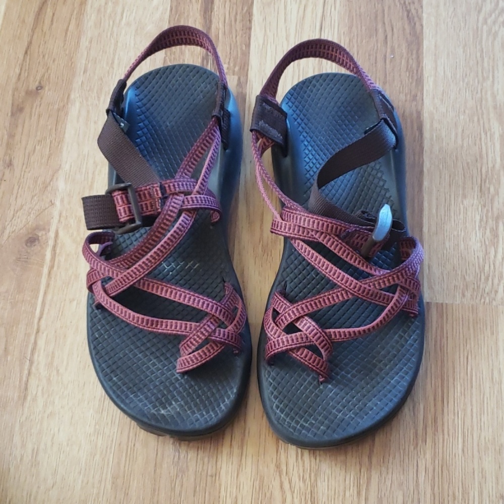 🌼Chaco sandals in pink!! Great for summer!!